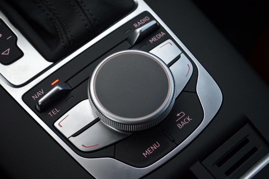 Детали интерьера Audi A3 Sedan 2.0T Quattro (8V) 2014 года  (NA) (фото 84 из 88)